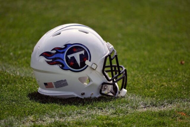 Um capacete repousa no chão no acampamento de novatos do Tennessee Titans em 16 de maio de 2014 em Nashville, Tennessee.