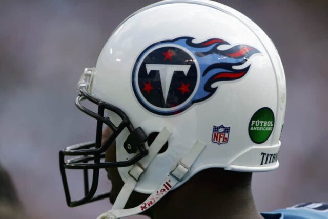 Um capacete do Tennessee Titans exibe o logotipo do Futbol Americano durante o jogo contra o Indianapolis Colts no The Coliseum em 2 de outubro de 2005 em Nashville, Tennessee.  Os Colts derrotaram os Titãs por 31-10.