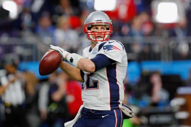 Tom Brady nº 12 do New England Patriots se aquece antes do Super Bowl