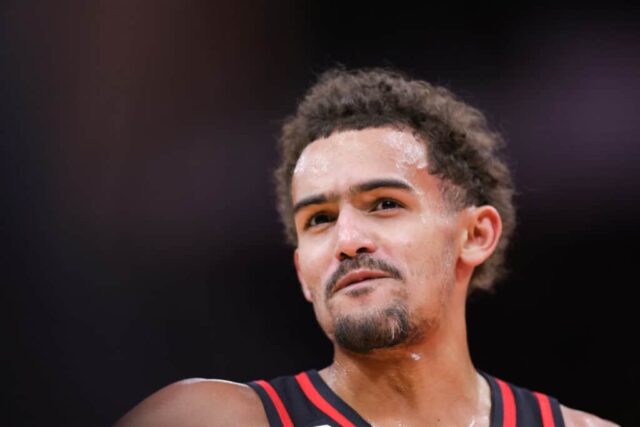 Trae Young #11 do Atlanta Hawks reage durante o primeiro tempo contra o Houston Rockets no Toyota Center em 25 de novembro de 2022 em Houston, Texas.  NOTA AO USUÁRIO: O Usuário reconhece e concorda expressamente que, ao baixar e/ou usar esta fotografia, o Usuário está concordando com os termos e condições do Contrato de Licença da Getty Images.