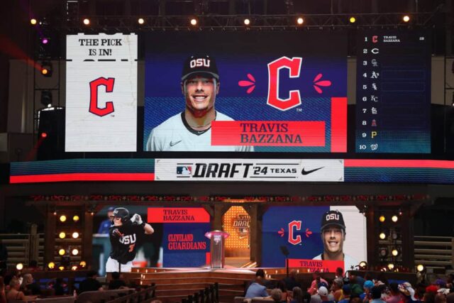 FORT WORTH, TEXAS - 14 DE JULHO: Travis Bazzana é anunciado como a escolha de primeira rodada do draft para o Cleveland Guardians no Draft da MLB de 2024 no Cowtown Coliseum em 14 de julho de 2024 em Fort Worth, Texas.