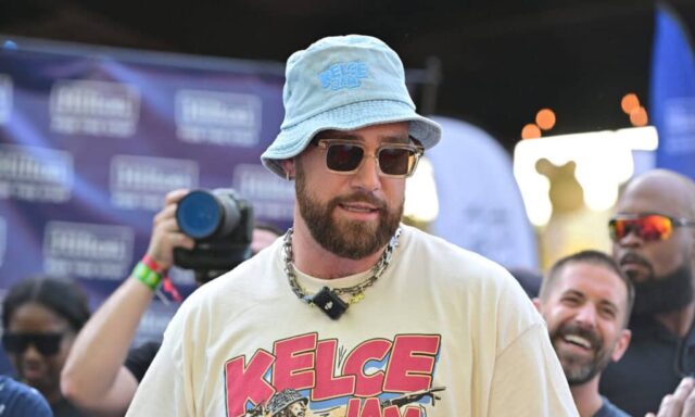 KANSAS CITY, KANSAS - 18 DE MAIO: Travis Kelce interage com os fãs durante Kelce Jam 2024 no Azura Amphitheatre em 18 de maio de 2024 em Bonner Springs, Kansas. 