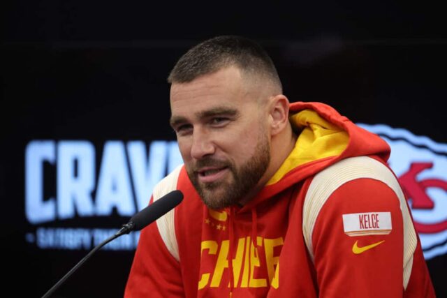 Travis Kelce fala à mídia durante uma coletiva de imprensa em Kansas City no Campus DFB em 3 de novembro de 2023 em Frankfurt am Main, Alemanha.