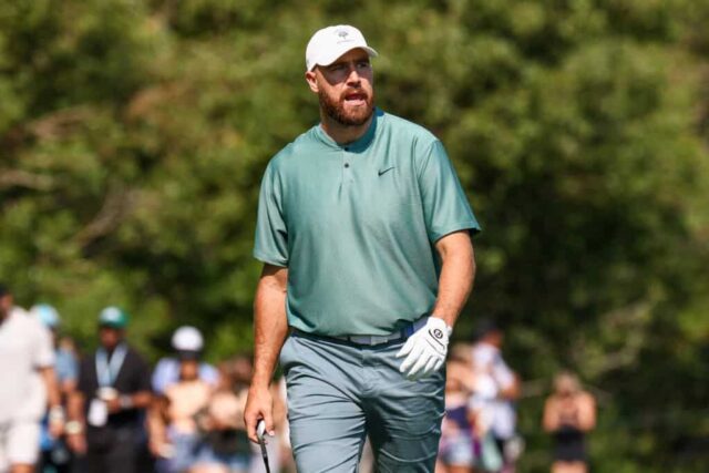 STATELINE, NEVADA - 12 DE JULHO: O jogador de futebol americano da NFL Travis Kelce caminha no primeiro buraco no primeiro dia do 2024 American Century Championship no Edgewood Tahoe Golf Course em 12 de julho de 2024 em Stateline, Nevada. 