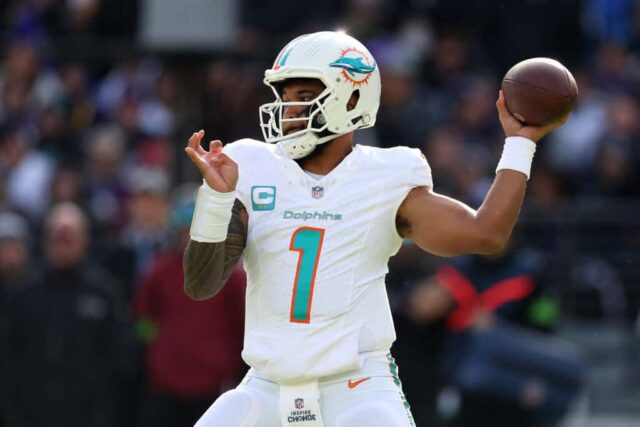 BALTIMORE, MARYLAND - 31 DE DEZEMBRO: O quarterback Tua Tagovailoa # 1 do Miami Dolphins lança um passe no primeiro tempo contra o Baltimore Ravens no M&T Bank Stadium em 31 de dezembro de 2023 em Baltimore, Maryland.