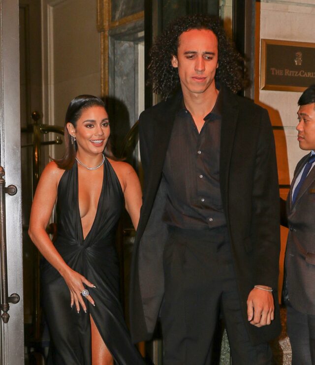 Vanessa Hudgens e Cole Tucker são vistos saindo do The Ritz-Carlton Hotel na cidade de Nova York em 15 de novembro de 2021