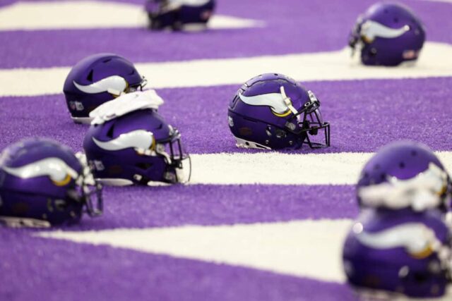 Capacetes do Minnesota Vikings em campo antes de um treino no US Bank Stadium em 7 de agosto de 2021 em Minneapolis, Minnesota.