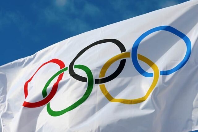 Bandeira branca das Olimpíadas contra o céu azul