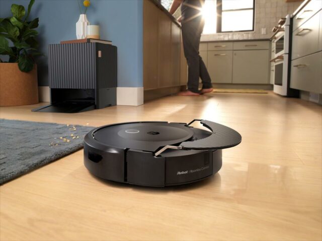 Um Roomba no chão da cozinha.