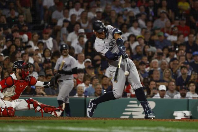 BOSTON, MA - 26 DE JULHO: Aaron Judge #99 do New York Yankees acerta um home run de três corridas contra o Boston Red Sox durante a sétima entrada no Fenway Park em 26 de julho de 2024 em Boston, Massachusetts