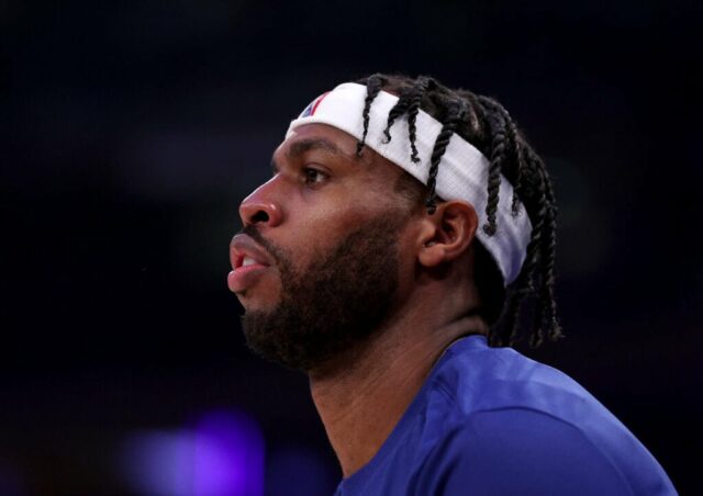 NOVA IORQUE, NOVA IORQUE - 20 DE ABRIL: Buddy Hield # 17 do Philadelphia 76ers se aquece antes do primeiro jogo dos playoffs da primeira rodada da Conferência Leste contra o New York Knicks no Madison Square Garden em 20 de abril de 2024 na cidade de Nova York.  NOTA AO USUÁRIO: O usuário reconhece e concorda expressamente que, ao baixar e/ou usar esta fotografia, o usuário concorda com os termos e condições do Contrato de Licença da Getty Images