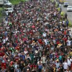 Implacáveis ​​com a repressão, 3.000 migrantes viajam em caravanas para a fronteira dos EUA