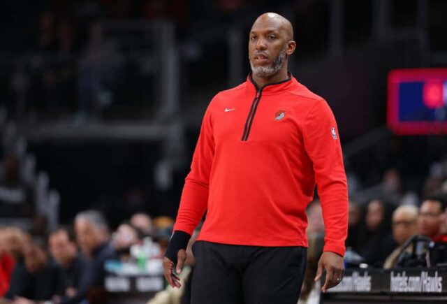 ATLANTA, GEÓRGIA - 27 DE MARÇO: O técnico Chauncey Billups do Portland Trail Blazers enfrenta o Atlanta Hawks durante o primeiro quarto na State Farm Arena em 27 de março de 2024 em Atlanta, Geórgia.  NOTA AO USUÁRIO: O usuário reconhece e concorda expressamente que, ao baixar e/ou usar esta fotografia, o usuário concorda com os termos e condições do Contrato de Licença da Getty Images. 