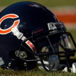 Um capacete do Chicago Bears está na grama antes de um jogo contra o Denver Broncos no Sports Authority Field em Mile High em 11 de dezembro de 2011 em Denver, Colorado.