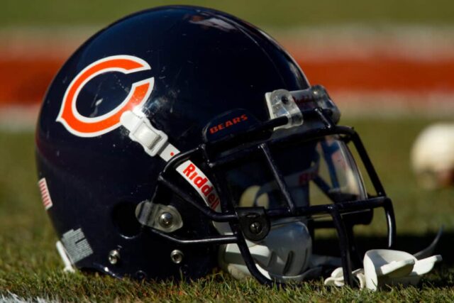 Um capacete do Chicago Bears está na grama antes de um jogo contra o Denver Broncos no Sports Authority Field em Mile High em 11 de dezembro de 2011 em Denver, Colorado.