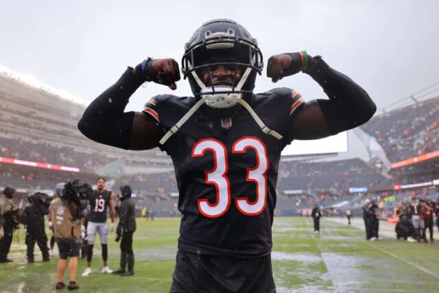 Jaylon Johnson nº 33 do Chicago Bears comemora após derrotar o San Francisco 49ers por 19 a 10 no Soldier Field em 11 de setembro de 2022 em Chicago, Illinois.