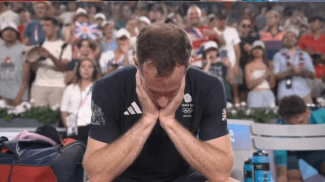Andy Murray chorando em sua cadeira depois de salvar dois match points com Dan Evans nas Olimpíadas