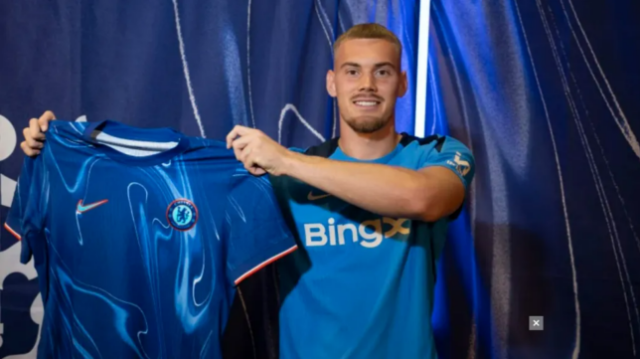 Filip Jorgensen segura uma camisa do Chelsea após o anúncio de sua transferência para o clube