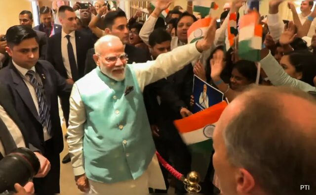 Assista: Grandes boas-vindas da comunidade indiana ao PM Modi quando ele pousa em Moscou