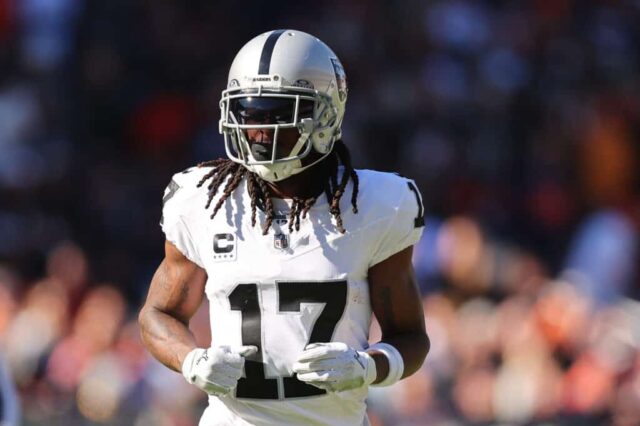 Davante Adams nº 17 do Las Vegas Raiders enfrenta o Chicago Bears no Soldier Field em 22 de outubro de 2023 em Chicago, Illinois.