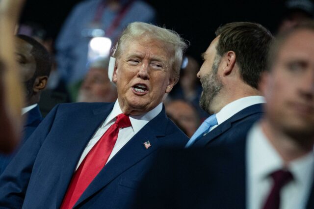 O ex-presidente dos EUA Donald J Trump faz uma aparição antecipada na primeira noite da Convenção Nacional Republicana