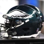 O capacete do Philadelphia Eagles fica em um carrinho durante um jogo de pré-temporada da NFL entre o Philadelphia Eagles e o Pittsburgh Steelers em 9 de agosto de 2018, no Lincoln Financial Field em Filadélfia, PA.