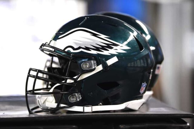 O capacete do Philadelphia Eagles fica em um carrinho durante um jogo de pré-temporada da NFL entre o Philadelphia Eagles e o Pittsburgh Steelers em 9 de agosto de 2018, no Lincoln Financial Field em Filadélfia, PA.