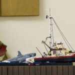 O conjunto Jaws Lego, com o tubarão, o barco e as minifiguras de Brody, Hooper e Quint