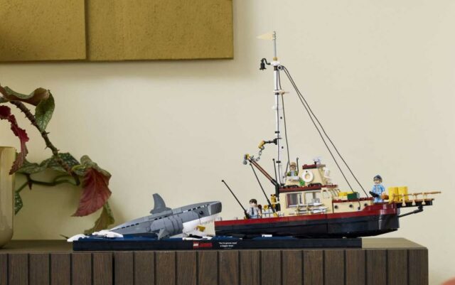 O conjunto Jaws Lego, com o tubarão, o barco e as minifiguras de Brody, Hooper e Quint