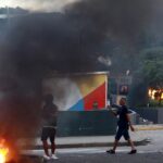 1 morto enquanto manifestantes entram em confronto com policiais após resultados contestados das pesquisas na Venezuela