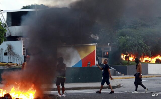1 morto enquanto manifestantes entram em confronto com policiais após resultados contestados das pesquisas na Venezuela