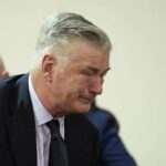 Alec Baldwin desiste no tribunal depois que juiz rejeita julgamento de tiro em 'Rust'