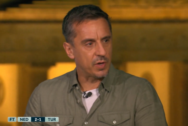 Gary Neville olhando para Inglaterra x Holanda na Euro 2024