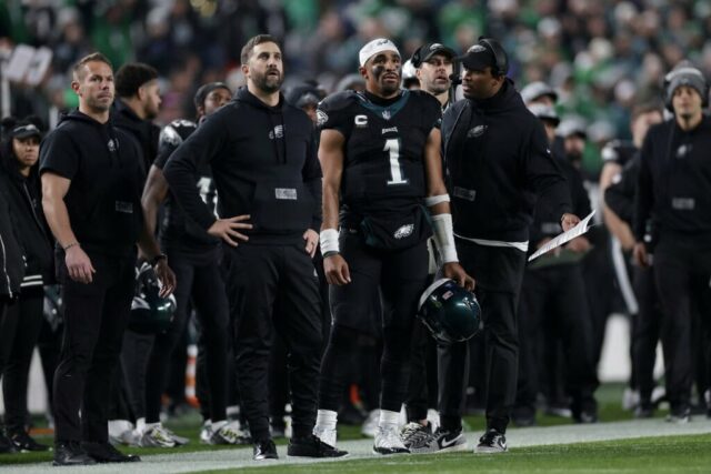 FILADÉLFIA, PENSILVÂNIA - 25 DE DEZEMBRO: O técnico Nick Sirianni e Jalen Hurts nº 1 do Philadelphia Eagles assistem a uma tentativa de field goal durante o segundo quarto contra o New York Giants no Lincoln Financial Field em 25 de dezembro de 2023 na Filadélfia, Pensilvânia