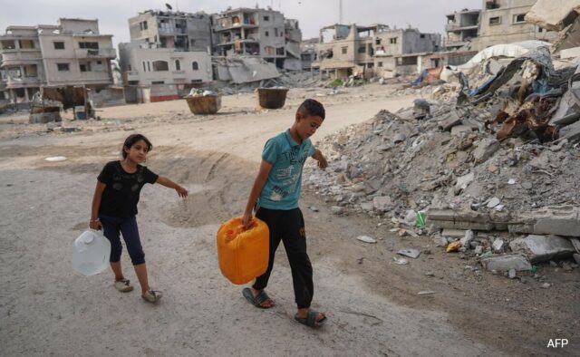 ‘Não resta um único poço’: habitantes de Gaza vasculham as ruínas em busca de água