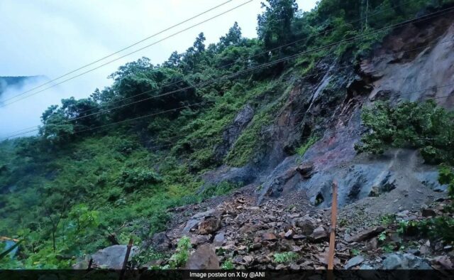 Deslizamento de terra varre dois ônibus de passageiros na rodovia central do Nepal, 60 desaparecidos