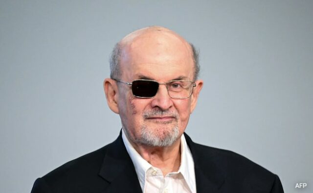 Agressor de Salman Rushdie indiciado por acusações de terrorismo