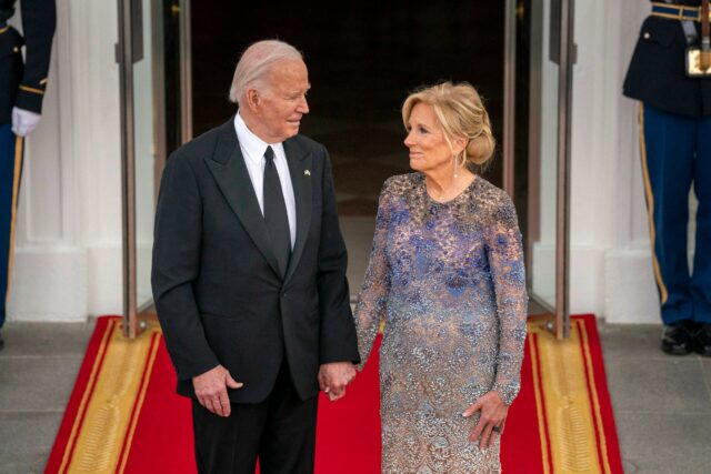 O presidente dos EUA, Joe Biden, e a primeira-dama Jill Biden cumprimentam o primeiro-ministro Kishida Fumio 