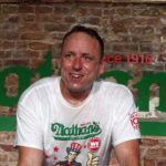 Joey Chestnut no Nathan's Fourth of July Hot Dog Eating Contest 2020