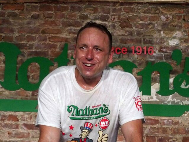 Joey Chestnut no Nathan's Fourth of July Hot Dog Eating Contest 2020