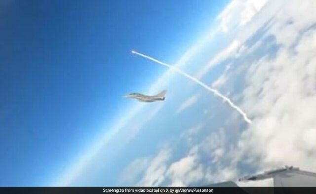 Assista: A 'bolha de proteção' dos jatos Rafale enquanto o foguete decola para o espaço