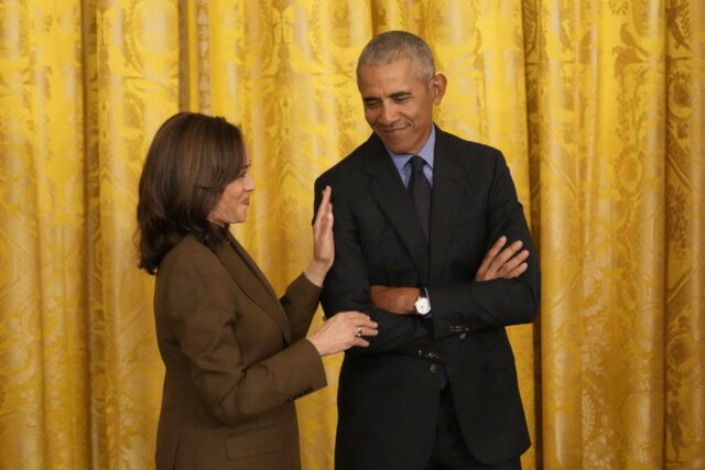 Kamala Harris e Barack Obama na Sala Leste da Casa Branca