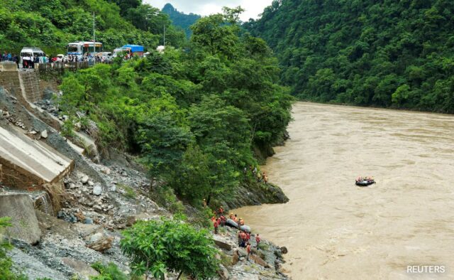 Nepal procura 63 pessoas desaparecidas após grande deslizamento de terra em rodovia