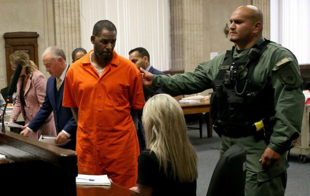 R. Kelly 'Ninguém levantou um dedo' para impedir a surra de R. Kelly na prisão, dizem os advogados do cantor