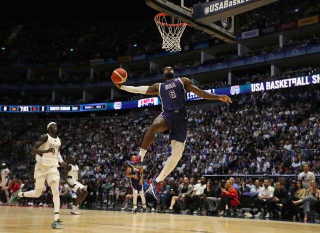 LONDRES, INGLATERRA - 20 DE JULHO: LeBron James dos EUA marca uma cesta durante a partida 2024 USA Basketball Showcase entre EUA e Sudão do Sul na Arena O2 em 20 de julho de 2024 em Londres, Inglaterra