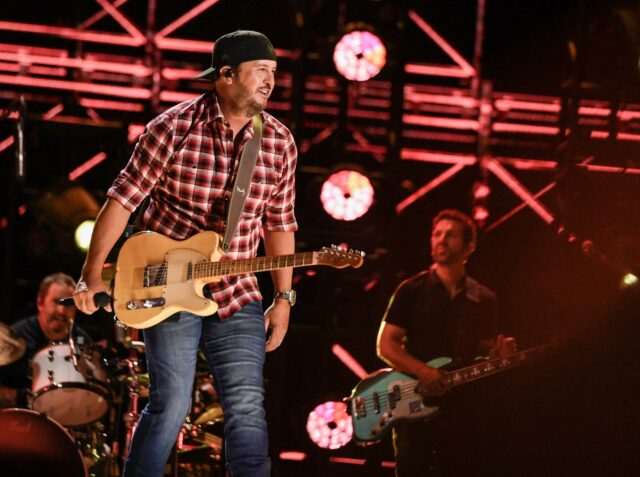 Luke Bryan se apresenta durante o 2024 CMA Fest