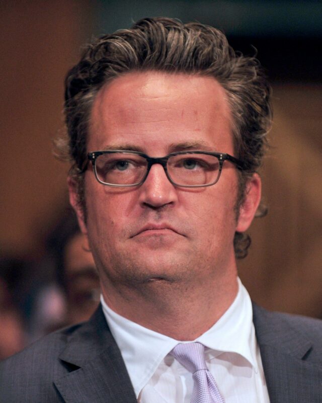 O ator Matthew Perry ouve o testemunho do ator Martin Sheen durante uma audiência