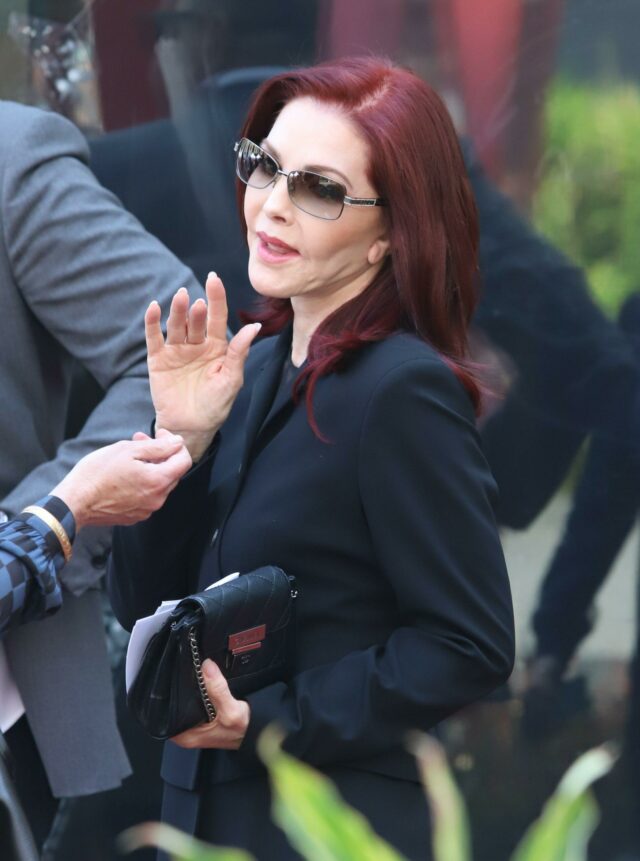 Nigel Lythgoe recebe sua estrela na Calçada da Fama de Hollywood com a celebridade convidada Priscilla Presley