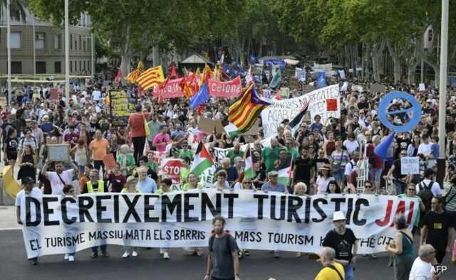 'Tornou nossa cidade inabitável': moradores de Barcelona protestam contra o turismo de massa