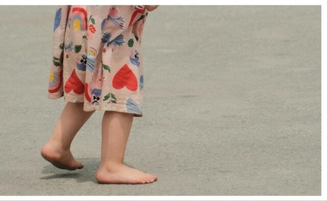 Mulher em Taiwan faz filha andar descalça na calçada quente, Internet indignada